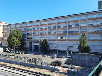 Il fabbricato � visibile nella sua interezza percorrendo il ponte di via Di Vagno che divide il quartiere Madonnella dal rione Japigia